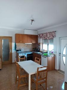 une cuisine avec une table et des chaises dans l'établissement Holiday HouseV5 W/Pool & BBQ, à Albufeira