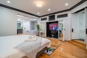 1 dormitorio con 1 cama grande y TV en 4Bedroom Gold Coast Duplex with Jacuzzi in the Bedroom and Optional Valet Parking, en Chicago