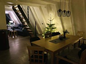 uma sala de estar com uma mesa e uma árvore de Natal em Nurdachhaus Sauerland em Kirchhundem
