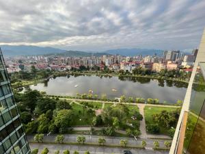 Blick auf einen großen See in einer Stadt in der Unterkunft Bellevue Residence Suites in Batumi