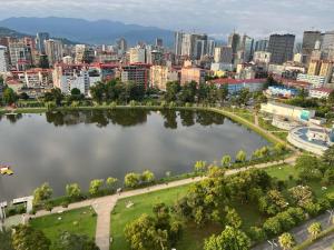 una vista aérea de un parque con un lago y una ciudad en Bellevue Residence Suites en Batumi