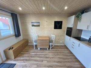 a kitchen and dining room with a table and chairs at TinyHaus #1 Hülben - Ortsrand - kostenlose Parkplätze in Hülben