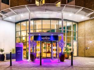 倫敦的住宿－諾富特倫敦格林威治酒店，一条羊毛商店,前面有紫色的花