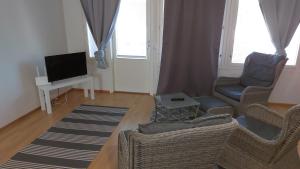 Μια τηλεόραση ή/και κέντρο ψυχαγωγίας στο Apartment Kamreerintie
