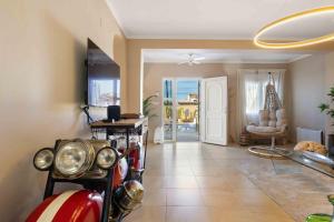 uma sala de estar com uma moto vermelha num quarto em Charming House with private pool in urb saint Louis em Torrevieja