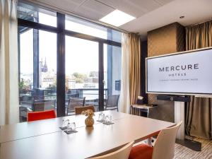 TV a/nebo společenská místnost v ubytování Mercure Clermont Ferrand centre Jaude