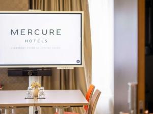 TV a/nebo společenská místnost v ubytování Mercure Clermont Ferrand centre Jaude