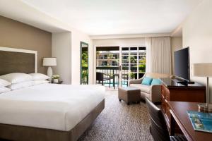 um quarto de hotel com uma cama, uma secretária e um sofá em Hyatt Regency Newport Beach em Newport Beach