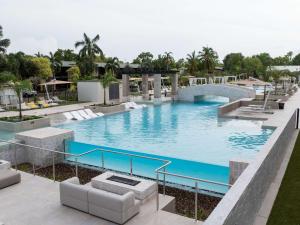 una imagen de una piscina en un complejo en Mercure Darwin Airport Resort, en Darwin