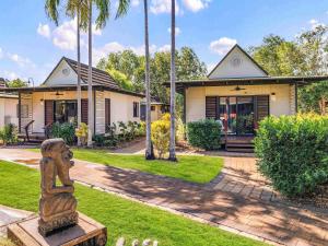 ein Haus mit einer Statue davor in der Unterkunft Mercure Darwin Airport Resort in Darwin