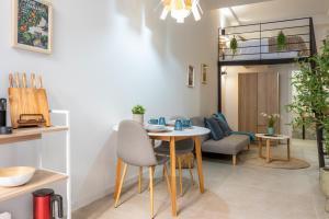 a dining room with a table and chairs in a room at Lore Loft Valencia in Valencia +16 photos