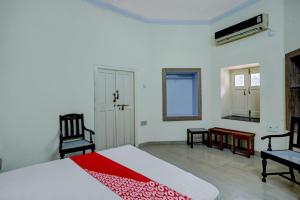 Un pat sau paturi într-o cameră la OYO Dayal Heritage