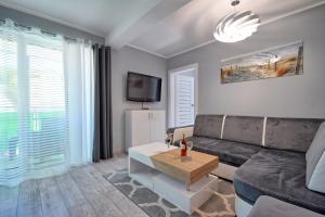 Un televizor și/sau centru de divertisment la Kolorowe Balkony Stylowy Apartament SeaView by Rent like home