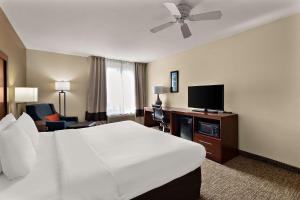 Habitación de hotel con cama y TV de pantalla plana. en Comfort Inn & Suites Sequoia Kings Canyon, en Three Rivers