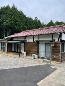 uma pequena casa com duas janelas e um telhado vermelho em KANJYAKU-AN - Vacation STAY 76347v em Nakatsugawa