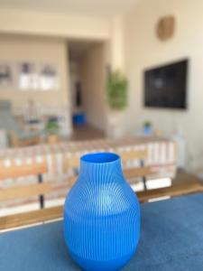 un vaso blu seduto sopra un tavolo di Fuengirola Sol - Apartamento Céntrico y Luminoso a Fuengirola