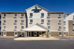 un grande edificio con un cartello sulla facciata di WoodSpring Suites Columbus Southeast a Groveport