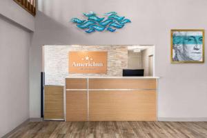 Lobby alebo recepcia v ubytovaní AmericInn by Wyndham Williamsburg