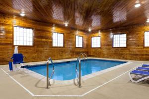 una gran piscina en un edificio con ventanas en AmericInn by Wyndham Williamsburg, en Williamsburg