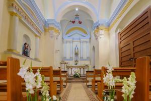 une église avec un autel fleuri dans l'établissement Banyan Tree Puebla, à Puebla