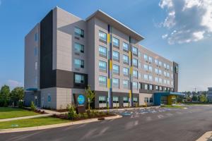 un edificio de oficinas con una carretera delante de él en Tru By Hilton Fayetteville Fort Bragg, en Fayetteville