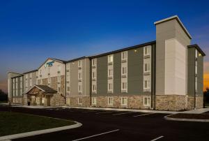 rendering hotelu z parkingiem w obiekcie WoodSpring Suites Rockledge - Cocoa Beach w mieście Rockledge