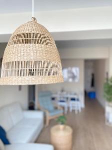 una lampada a sospensione in rattan in soggiorno di Fuengirola Sol - Apartamento Céntrico y Luminoso a Fuengirola