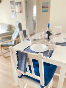 tavolo da pranzo con panna da tavola blu e bianca di Fuengirola Sol - Apartamento Céntrico y Luminoso a Fuengirola
