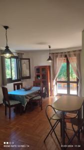 Un comedor con una mesa y sillas azules. en ViViHolidays, en Castellammare del Golfo