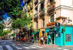 grupa ludzi przechodzących przez ulicę w mieście w obiekcie Apartamentos EconoStay Barbieri 1 w Madrycie