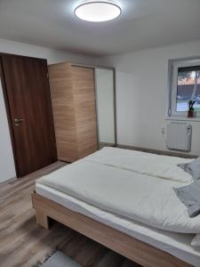 um quarto com uma cama grande e uma janela em Habitat of Dreams em Makó
