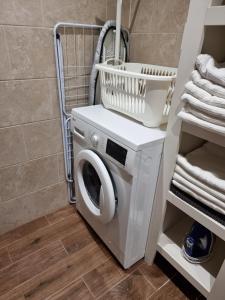 lavadero con lavadora y secadora en Habitat of Dreams, en Makó