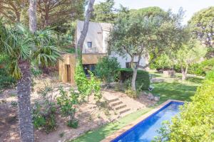een luchtzicht op een huis met een zwembad en bomen bij Casa Can Pau in Begur