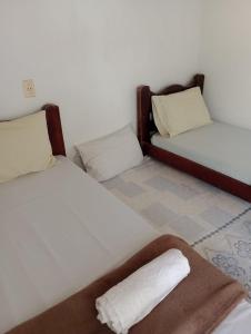 dos camas sentadas una al lado de la otra en una habitación en Pousada Acalanto, en Pirenópolis
