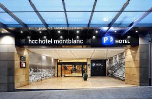 um átrio de hotel com uma placa que lê Hog Hotel Montreal em HCC Montblanc em Barcelona