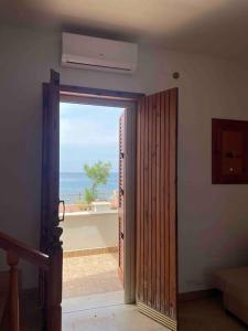 uma porta para um quarto com vista para o oceano em Gallipoli Il mare in una stanza em Lido Conchiglia