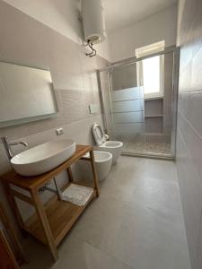 uma casa de banho com um lavatório e um WC em Gallipoli Il mare in una stanza em Lido Conchiglia