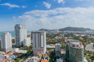 une vue aérienne sur une ville avec de grands bâtiments dans l'établissement MeoMeo Homestay - The Sóng Apartment, à Vung Tau