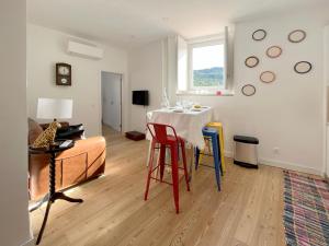 a living room with a table and a couch at Casa Alta in Castelo de Vide