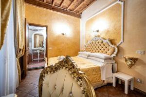 Schlafzimmer mit einem Bett und einem Spiegel in der Unterkunft Katti House in Florenz