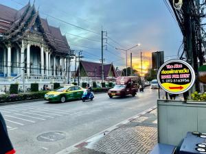 una señal en el lado de una calle con coches en The Alex, en Ban Don Muang (1)