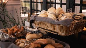 a bunch of baskets of bread on display in a bakery at Hotell Boras, BW Signature Collection in Borås