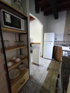 cocina con nevera blanca y microondas en Los Nietos Soler en Mendoza