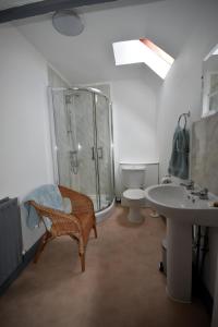 y baño con ducha, lavabo y aseo. en Bank Top Farm Cottages, en Stoke on Trent