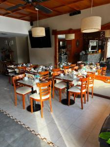 un comedor con mesas y sillas en un restaurante en Hotel Albert en Villa Gesell