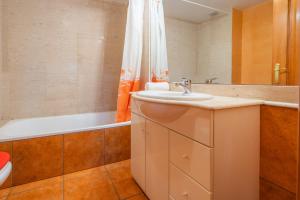 een badkamer met een wastafel en een bad bij HomeHolidaysRentals Fortuny - Costa Barcelona in Pineda de Mar