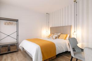 1 dormitorio con 1 cama, 1 mesa y 1 silla en DormForYou Ciudad de las ciencias Terraza en Valencia