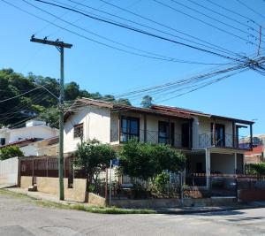 聖若澤的住宿－Casa das Embaúbas 1，街道拐角处的房子