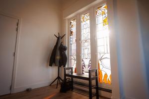 um quarto com um vitral e uma mesa em 1938 Art Deco Gem: Modern Loft above Restaurant em Zwevegem