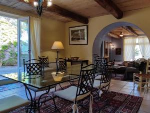 een woonkamer met een tafel en stoelen en een bank bij Spacious holiday home with private pool in Cazouls-lès-Béziers
